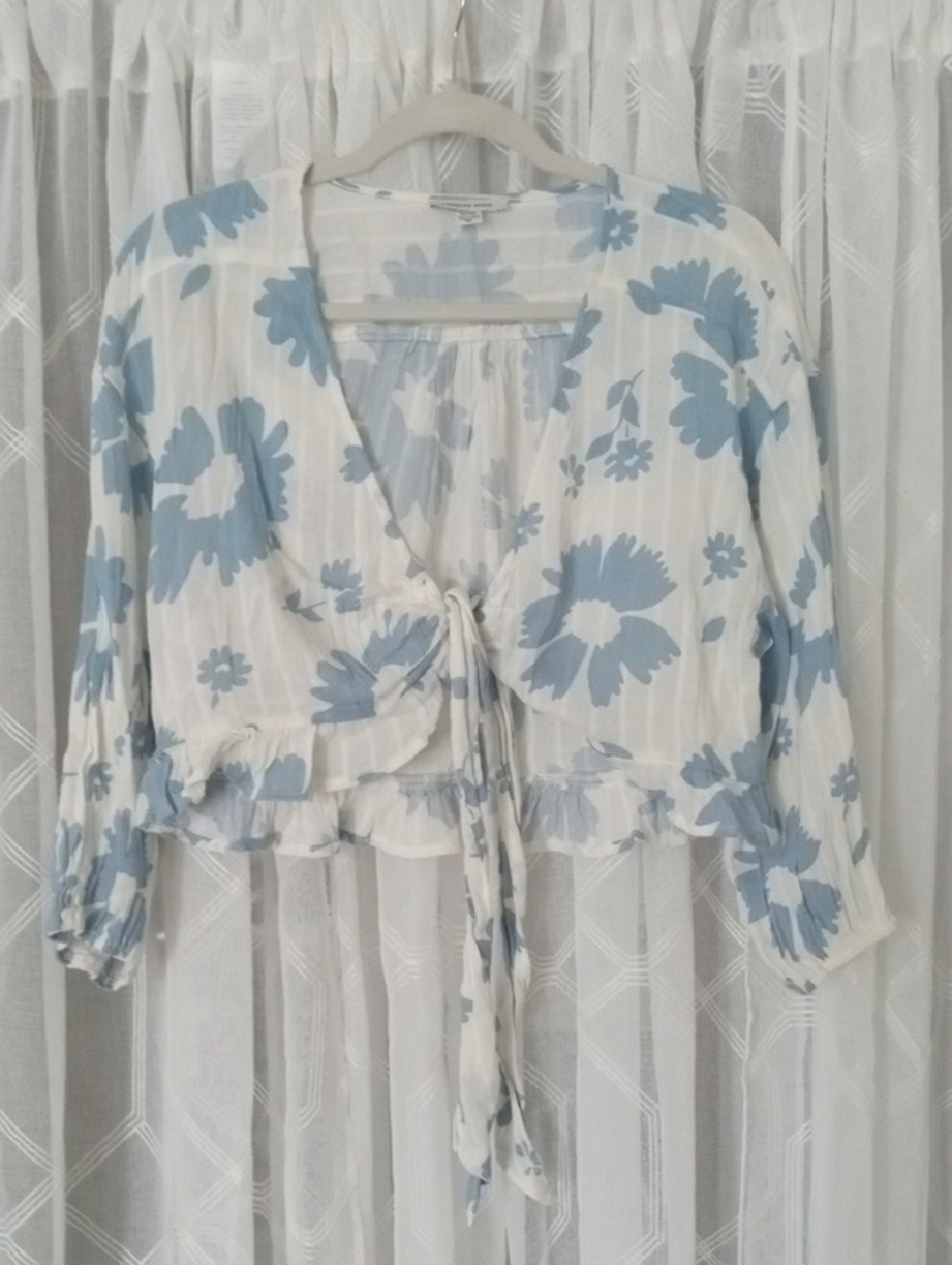 American Eagle Light Blue Floral Tie-Front Women's Crop Top Size M